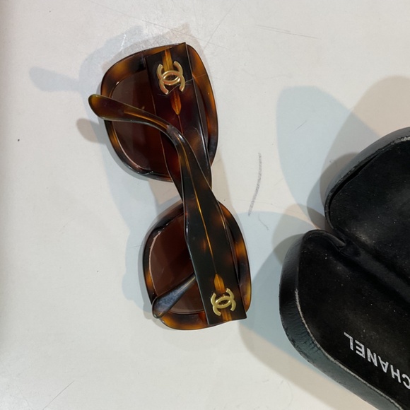 Chanel tortoise sunglasses with black Chanel case - Picture 9 of 12